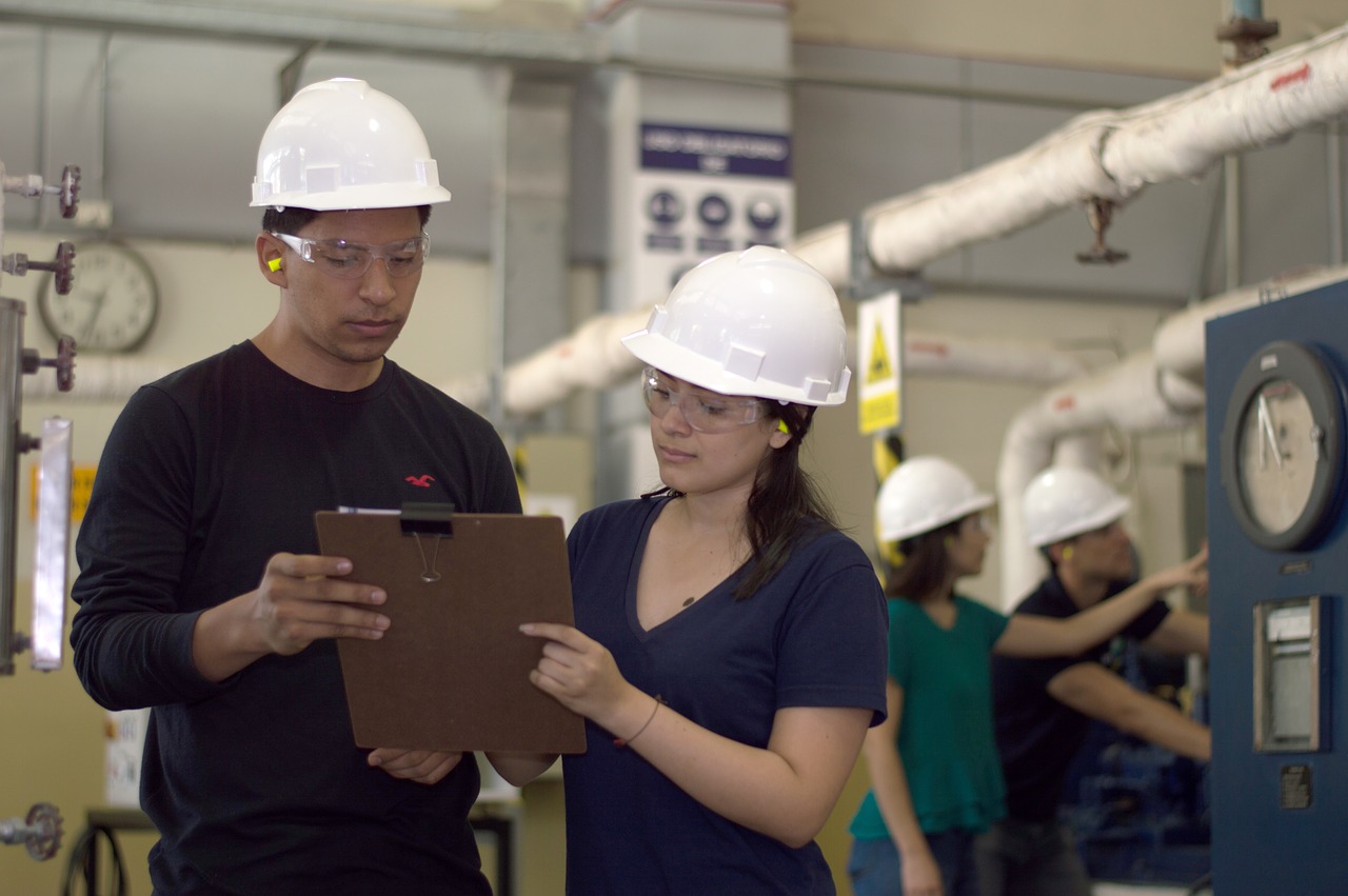 Equipo técnico revisando instrumentos de planta industrial